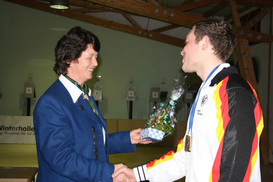 1. Gau-Schützenmeisterin Andrea Schmelzer gratuliert