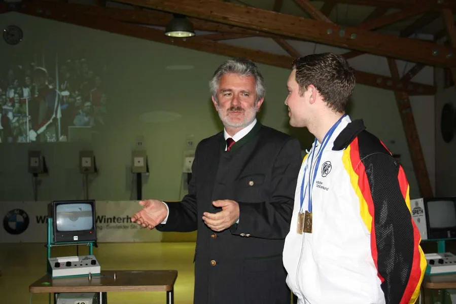 1. Bürgermeister Herbert Kirsch hält eine Rede