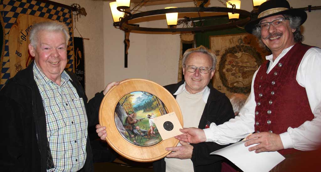 Scheibengewinner: Rudi Zeilmeier, Helmut Niederländer und Schützenmeister Jakob Stainer