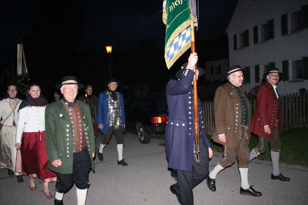 Umzug mit Fahne und König