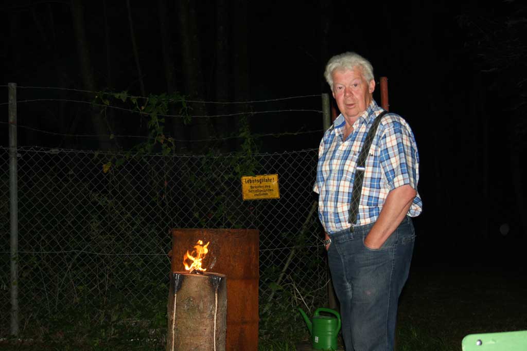 Rudi am wärmenden Feuer