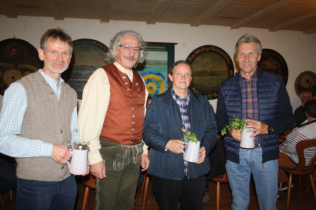 v.l.n.r: Reinhold Domes, 1. Schützenmeister Jakob Stainer, Gerda Oberlechner und Heinz Knedlik