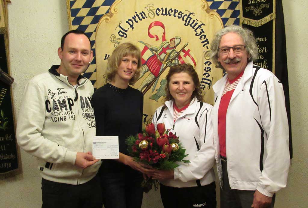 Tobias Ender mit seiner Partnerin Sandra Stein übergeben die Spende an Lisi und Jakl Stainer