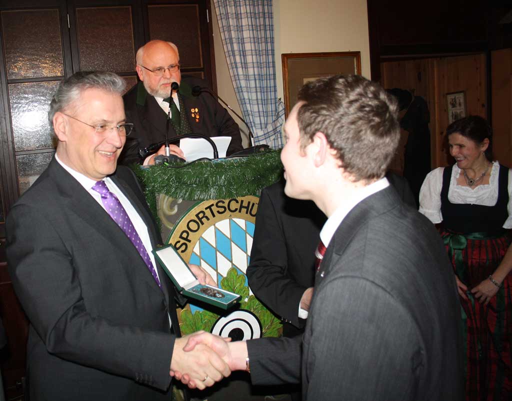Innenminister Herrmann überreicht Michael Janker die Sportplakette.