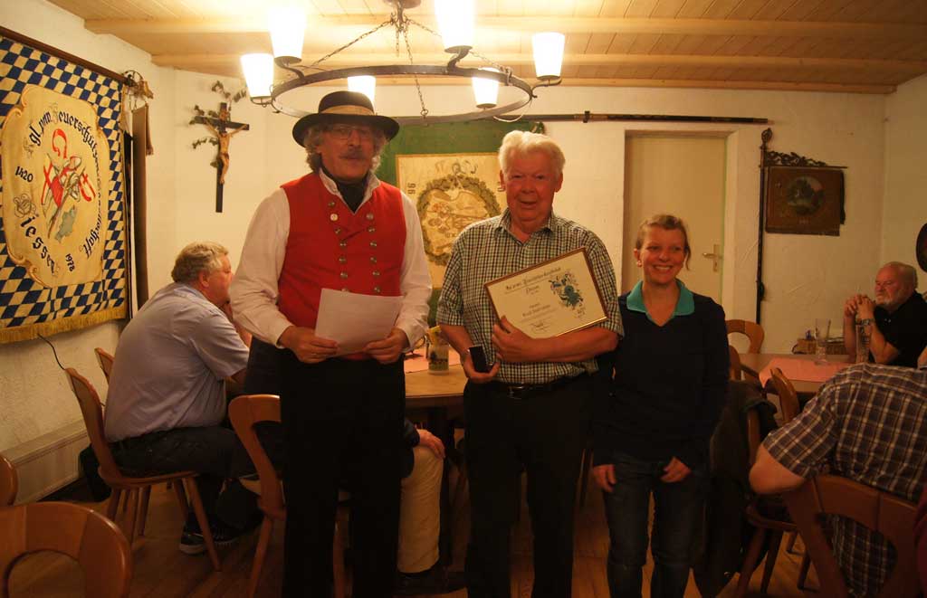 v.l.n.r.: 1. Schützenmeister Jakob Stainer, Rui Zeilmeier, 2. Schützenmeisterin Steffi Böhm