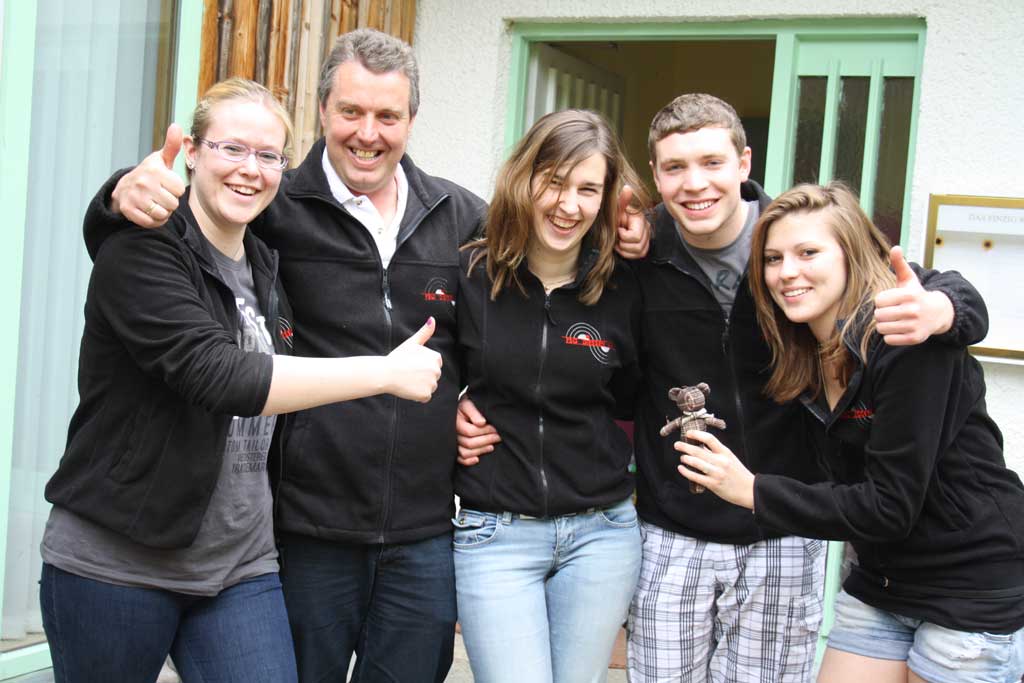 v.l.n.r.: Sabine Kettl, Alfred Klotz, Anna Schweizer, Michi Janker und Eva Stainer (mit Voodoo Puppe)