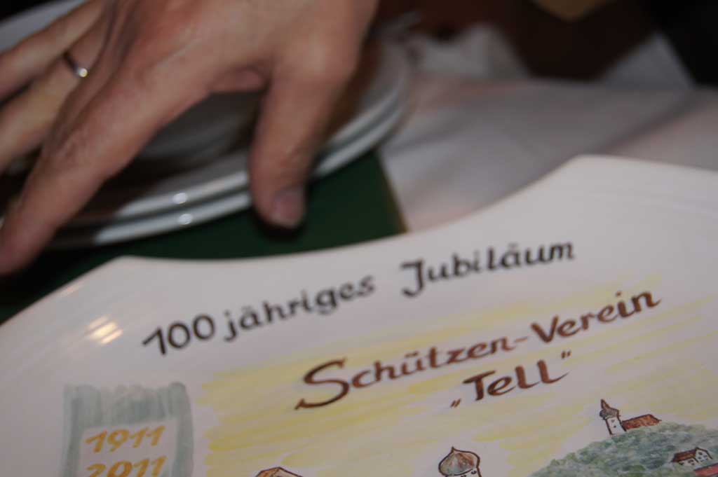 Die Jubiläumsscheibe auf einem Keramik Teller. Das passende Geschenk der FSG Diessen