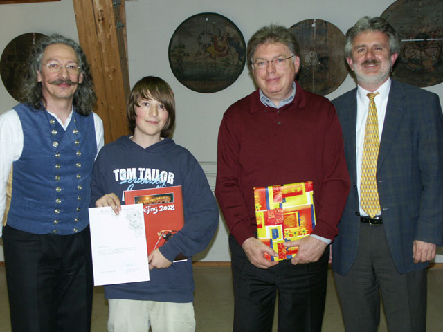 Sportlerehrung: (v. links n. rechts): 1. Schützenmeister Jakob Stainer, Stephan Kettl, Fritz Aigner und 1. Bürger-meister Herbert Kirsch