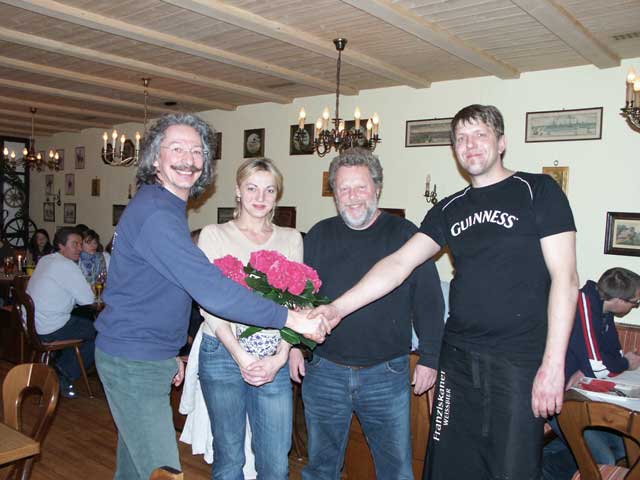 1. Schützenmeister Jakob Stainer, Gewerbeverbandsvorsitzender Michael Hofmann und Christian Coffers mit seiner Lebensgefährtin