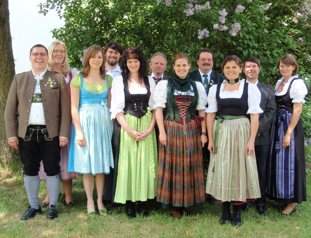 v.l.n.r.: Piere D'Antino, 3. Landesjugendleiter, Ivonne Ahnis, 2. Landesjugendleiterin, Eva Stainer, 1. Landesjugendsprecherin, 3. von rechts: Lisi Stainer, 1. Landesjugendleiterin