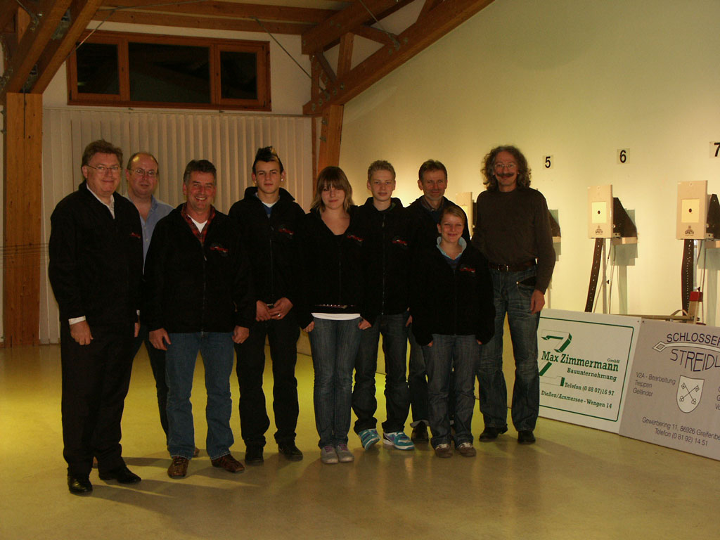 V.l.n.r.: Fritz Aigner, 1. Sportleiter Christian Kettl, Dieter Böhm, Stefan Hirmer, Eva Stainer, Andreas Fischer, Reinhold Domes, Steffi Böhm und 1. Schützenmeister Jakob Stainer