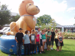 BSSB Maskottchen, der Löwe Guschu, mit den Teilnehmern v.l.n.r.: Dominik Kleefisch, Stephan Kettl, Maxi Martin, Katja Hirmer, Michael Janker, Eva Stainer, Anna Schweizer, Stefan Hirmer, Sabine Kettl, Sabine Knoller und Steffi Böhm