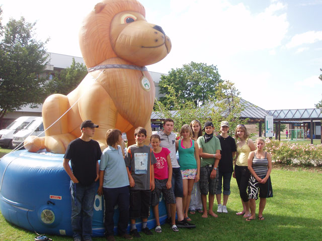 BSSB Maskottchen, der Löwe Guschu, mit den Teilnehmern v.l.n.r.: Dominik Kleefisch, Stephan Kettl, Maxi Martin, Katja Hirmer, Michael Janker, Eva Stainer, Anna Schweizer, Stefan Hirmer, Sabine Kettl, Sabine Knoller und Steffi Böhm
