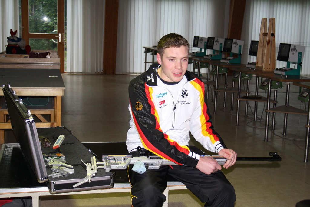 Michael Janker bei der Pflege seiner Waffe