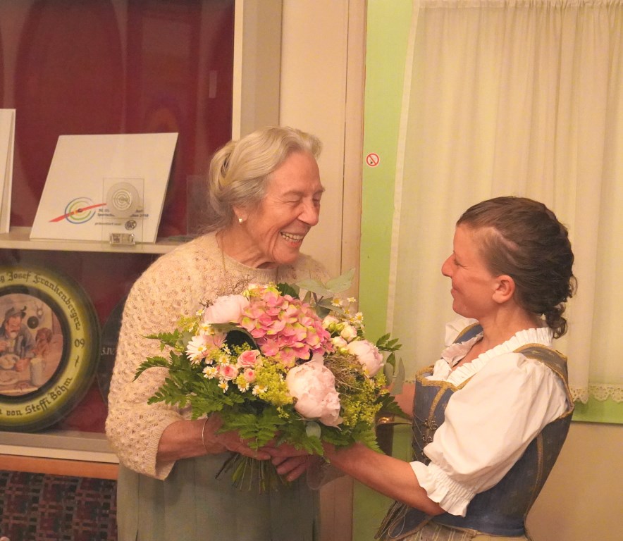 Die zweite Schützenmeisterin Steffi Böhm gratuliert