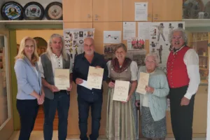 Foto v.l.n.r.: Bürgermeisterin und Schützenkommissarin Sandra Perzul, die Geehrten Wolfgang Rapp, Alois Schwarz, Lisi Stainer und Antonia Leis, 1. Schützenmeister Jakob Stainer
