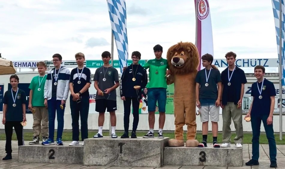 Oskar Grobrügge, 4. v. l., im Kreise der Medaillengewinner