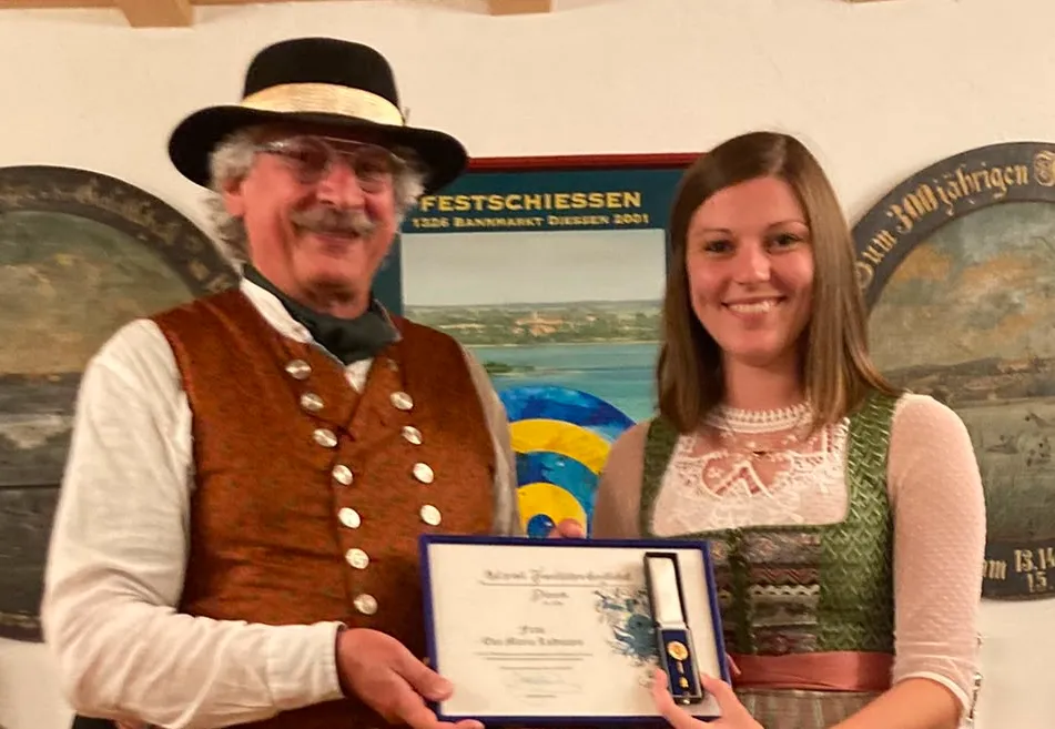 Eva Ludmann überreicht ihrem Vater Jakl Stainer die Ernennung zum Ehrenschützenmeister