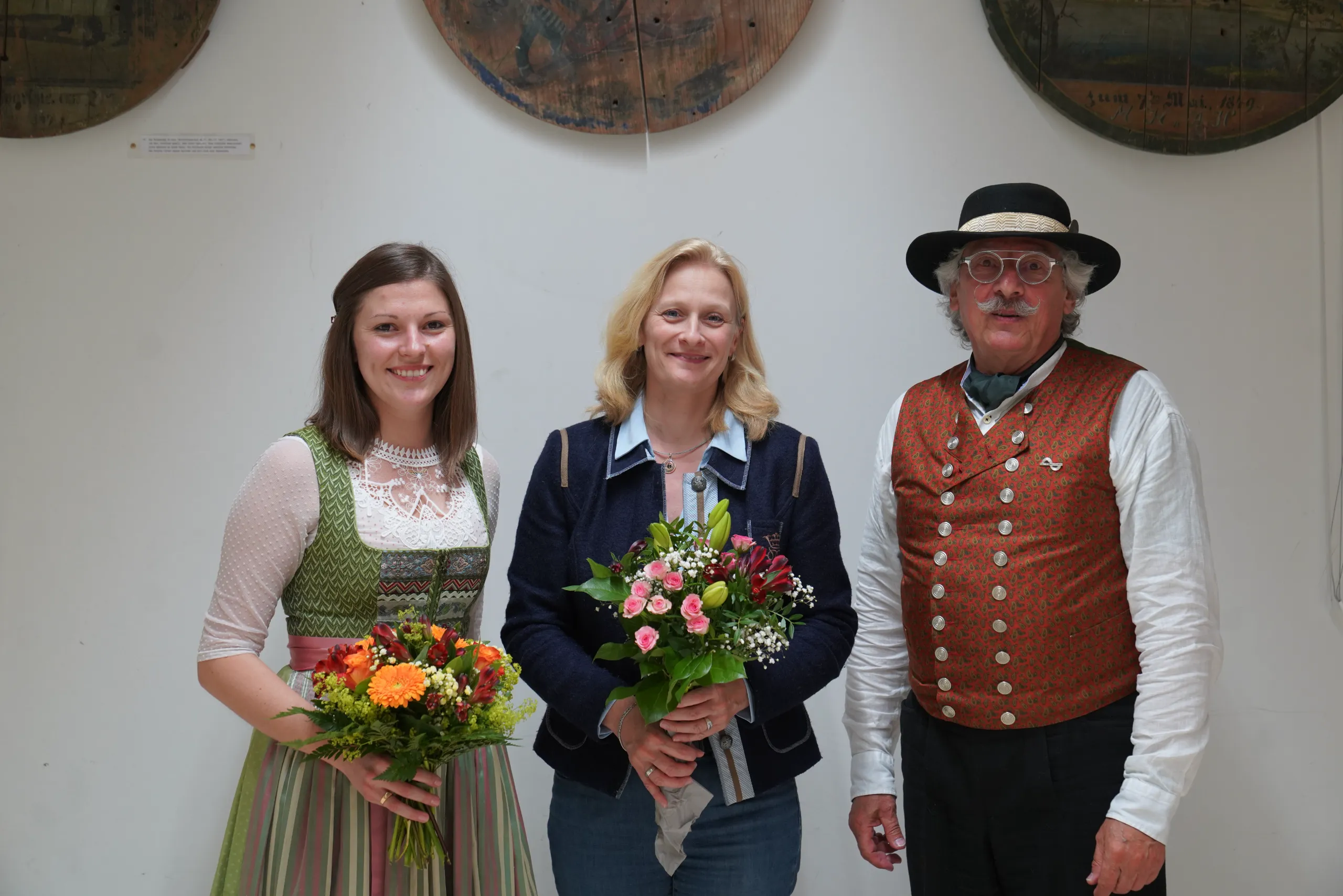Stabübergabe mit einem Blumenstrauß von Ehrenschützenmeister Jakob Stainer, der Eva Lud-mann als seine Nachfolgerin der Bürgermeisterin und Schützenkommissarin Sandra Perzul vorstell-te.